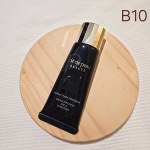 Clé de Peau Beauté Radiant Cream Foundation